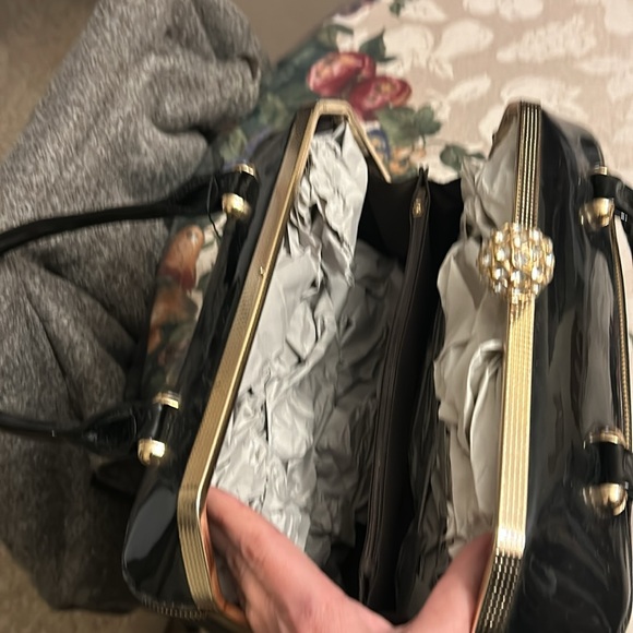 Black purse includes over shoulder strap - Picture 4 of 6